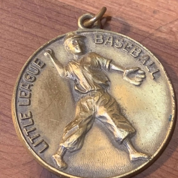 Vintage Collectible Pins & 4H, Smoky the Bear, NYS 5M 1939 Dog Tag, Little Leage - Picture 4 of 14